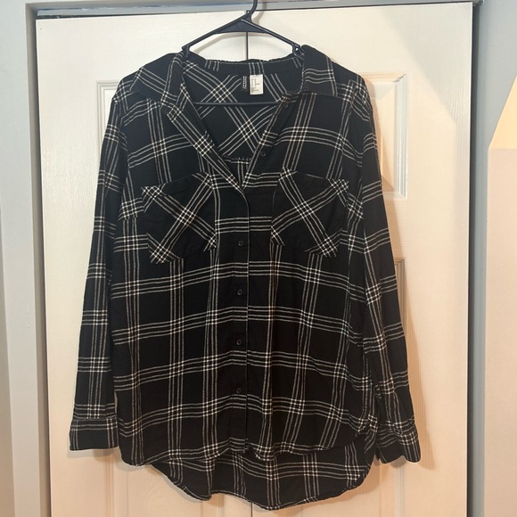 H&M Divided Black & White Plaid Button Down Shirt -Women’s Size 10 (Oversized) - Picture 2 of 4